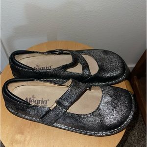 Alegria Black/Silver crackle Flats